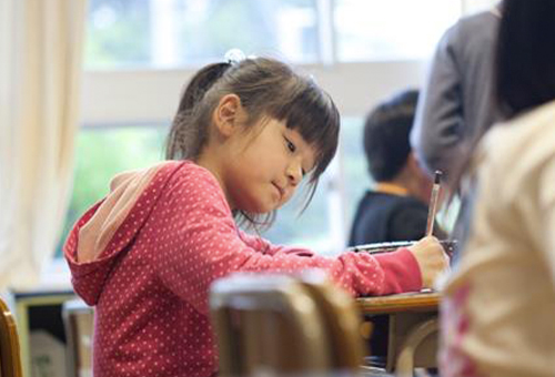 勉強する被災地の子ども
